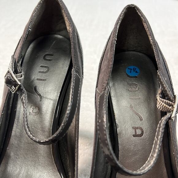 UNISA gray peep toe ankle strap suede vinyl platform heels size 7.5 m - Picture 7 of 7